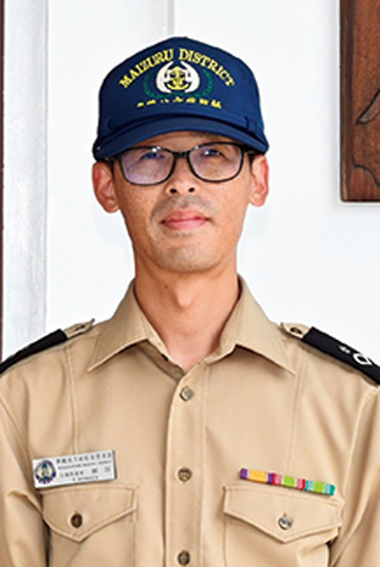 画像: 舞鶴地方総監部の総務課広報推進室で広報を担当している細谷3曹。イベント実施や部隊調整を行う