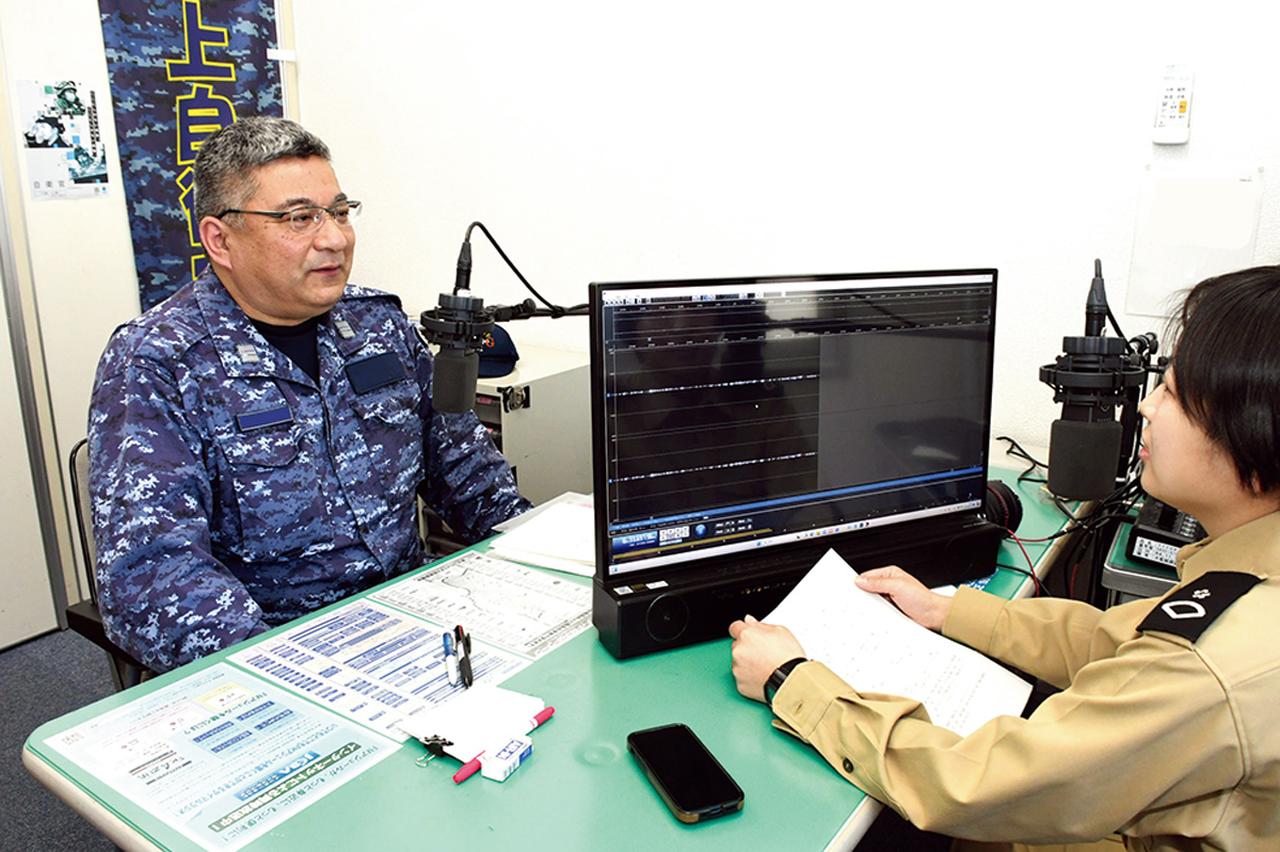 画像: 大湊基地内の収録ブースで行われる収録。パーソナリティーとゲスト隊員がその日のテーマに沿ってトークを行う。データの編集なども自衛官が行っている