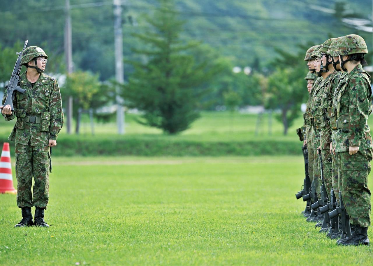 画像: 【号令：になえ 銃】昇任試験で指揮官役の隊員は、これから出す号令の所作などの手本を見せ伝える