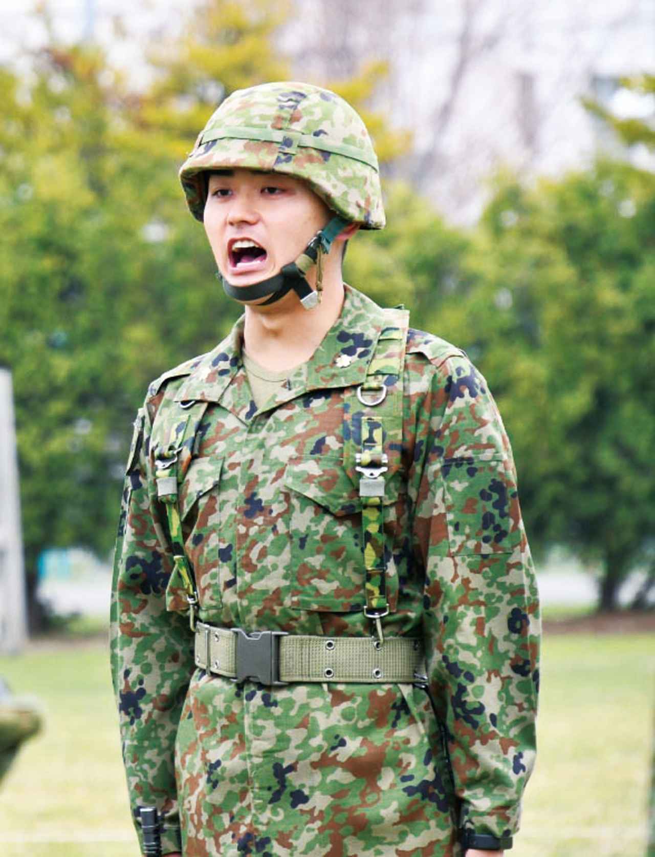 画像: 隊員に号令する自衛官。「前へ」の予令でこれからする行動を示し「進め」の動令で隊員を動かす