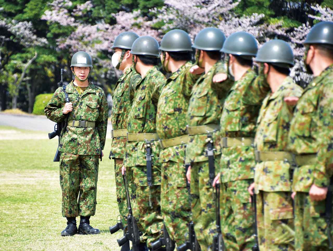 画像: 【号令：右へ ならえ】指示は適切か、声が全員に届いているかなど、号令を何度も繰り返し身に付ける