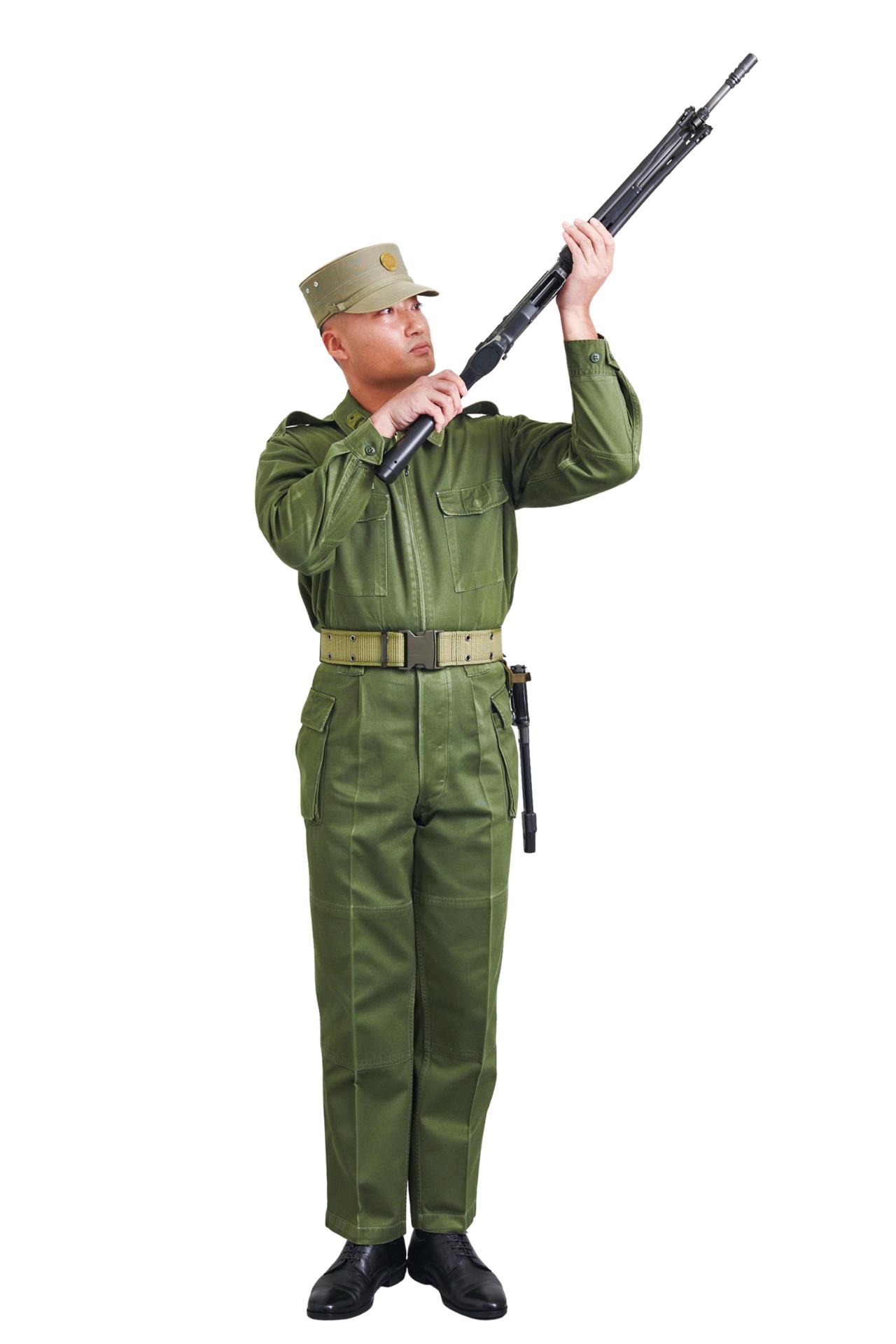 画像11: 【音声付き】自衛官が小銃やけん銃を扱うときの号令。「になえ 銃」ってどんなポーズ？