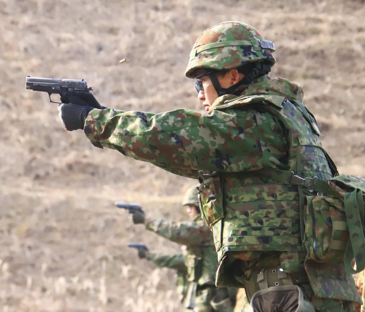 画像12: 【音声付き】自衛官が小銃やけん銃を扱うときの号令。「になえ 銃」ってどんなポーズ？