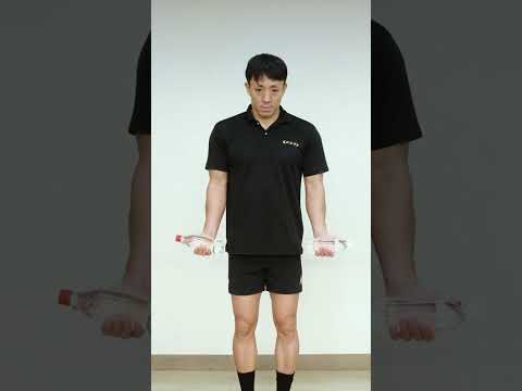 画像: 上腕二頭筋に効果あり！「ペットボトル・バイセップカール」【MAMOR 2026年5月号 あなたも筋肉チャレンジ】 youtube.com