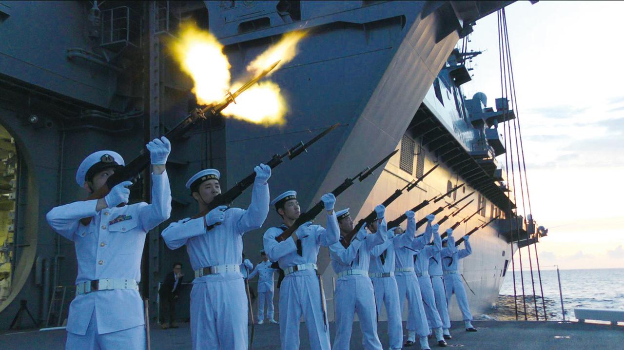 画像: 弔銃の号令：姿勢とリアルな音声を紹介