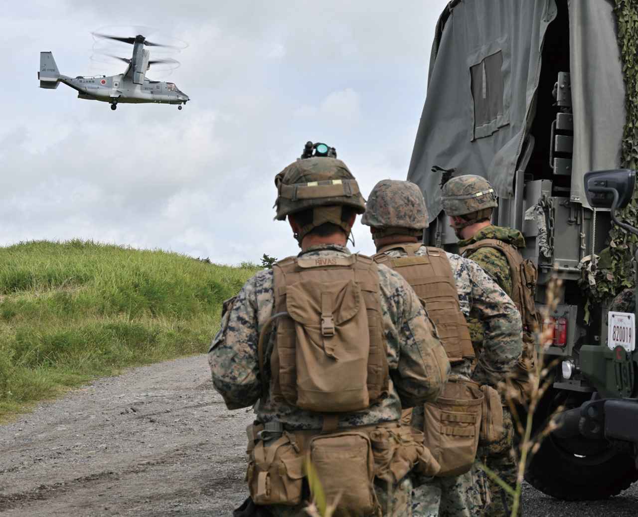 画像: 陸自のV-22による物資輸送訓練を見守るアメリカ海兵隊の隊員たち