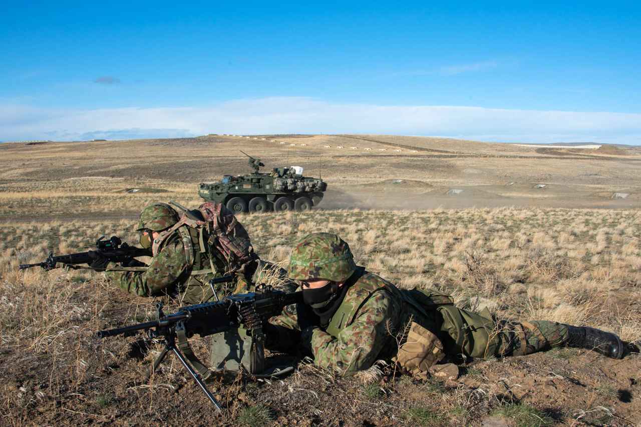 画像: アメリカ陸軍の演習場にて、実射訓練に臨む陸自隊員。作戦遂行能力や戦術技量の向上に努めた