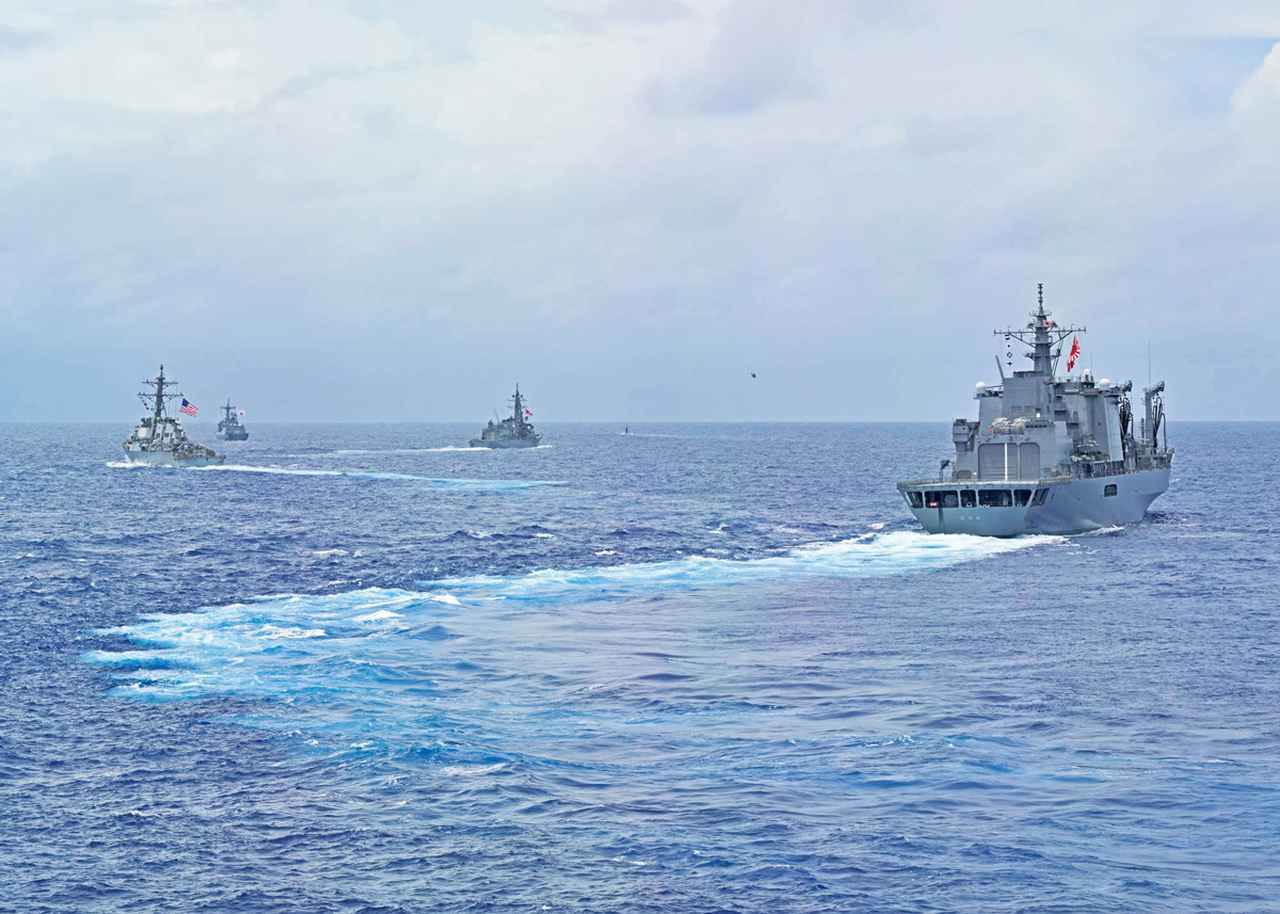 画像: 日本、アメリカ、韓国の参加艦艇によるフォトエクササイズ（動画、写真を用いた広報を効果的に行うため、撮影を行う訓練）