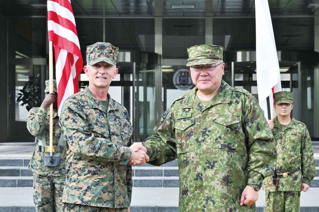 画像: 米海兵隊との実動訓練「レゾリュート・ドラゴン25」の訓練終了式で握手をする、日本とアメリカの両指揮官