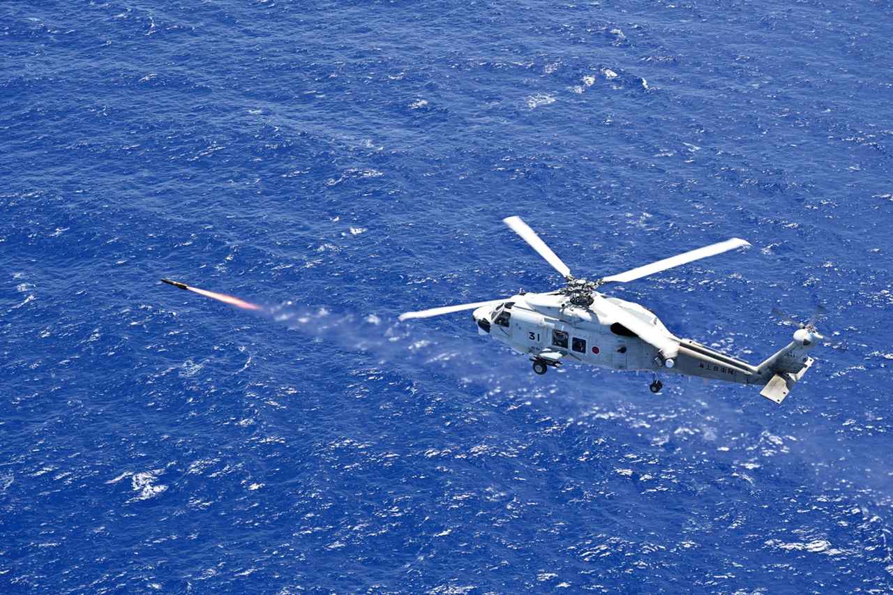 画像: グアム島周辺海空域で、対艦ミサイル射撃訓練を行う海自の哨戒ヘリSH-60K