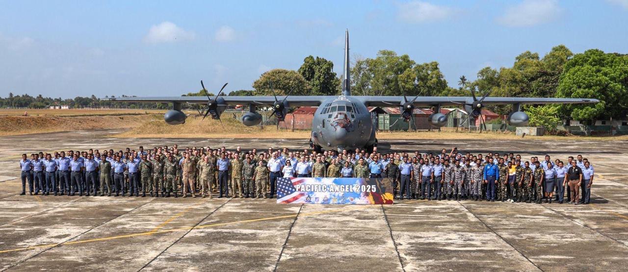 画像: スリランカの空軍基地にて、多国間演習に参加した隊員らが大集合して記念撮影