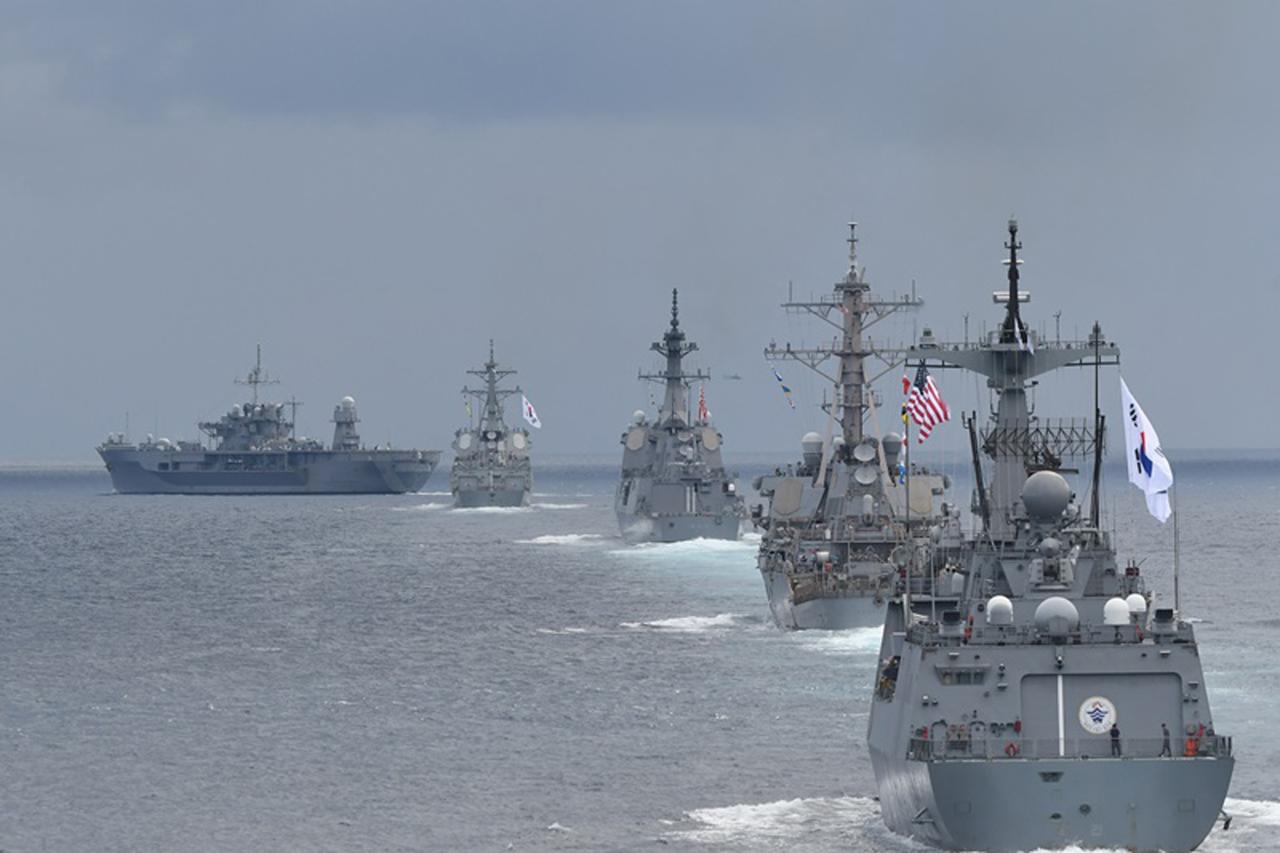 画像: 海自、アメリカ海軍、韓国海軍の艦艇が東シナ海に集結し、実動訓練を行った