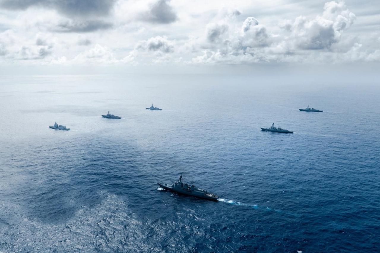 画像: ハワイ周辺海域を隊形を組んで航行する『はぐろ』と各国の駆逐艦やフリゲート艦