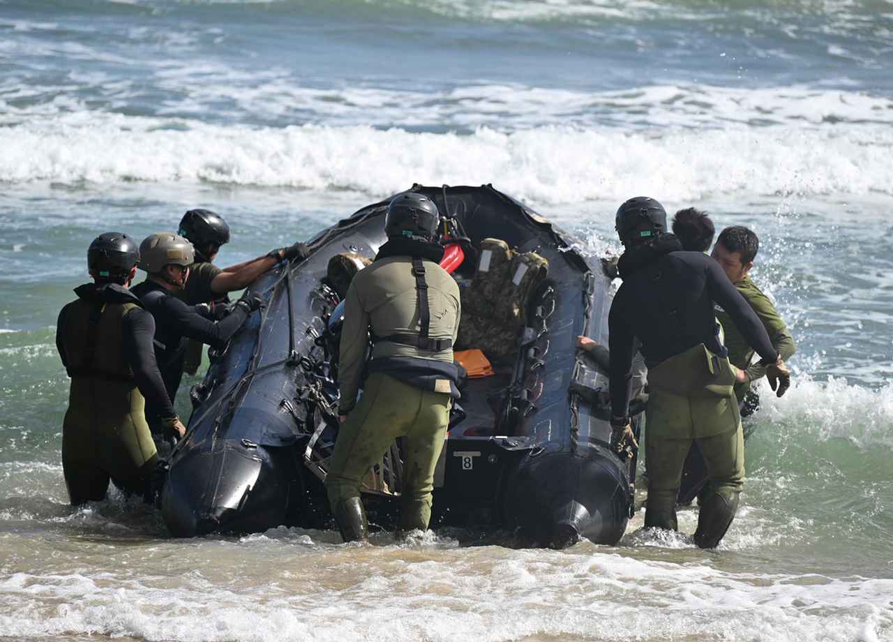 画像: 水陸両用作戦で海からボートを引き上げる陸自とアメリカ陸軍の隊員ら