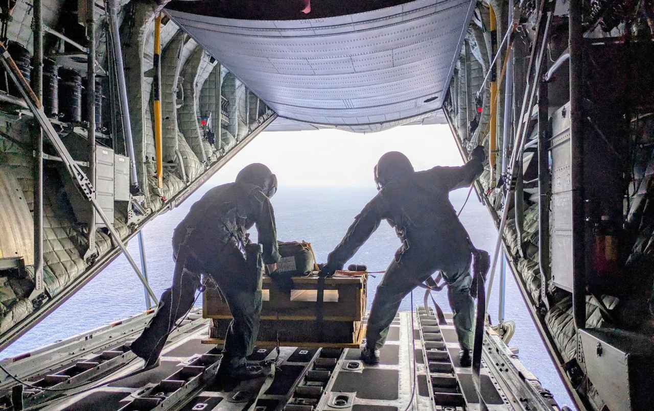 画像: 空自C-130H輸送機から物料を投下する空中輸送員