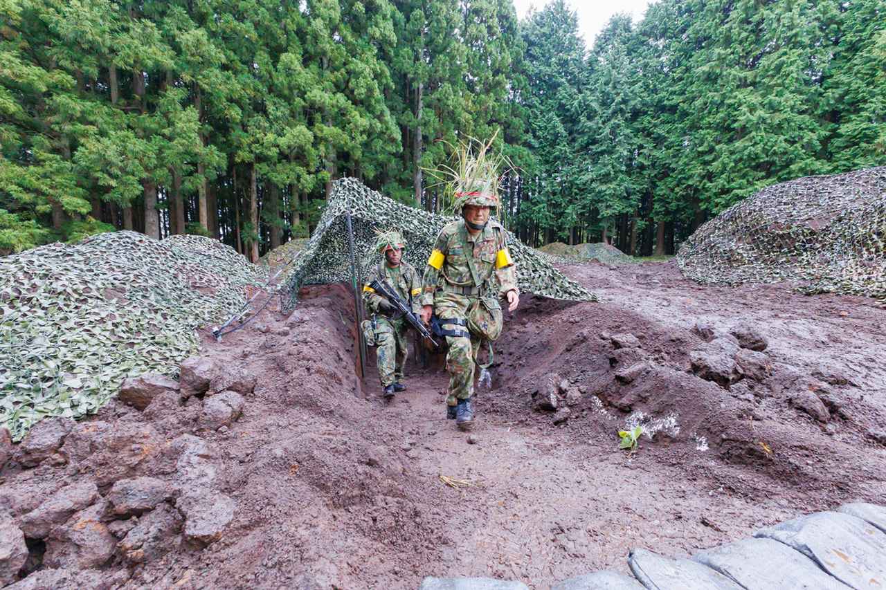 画像: ②完成した指揮所を大隊長が点検:擬装のための作業も終わり、完成した10高射の指揮所の点検に訪れた大隊長