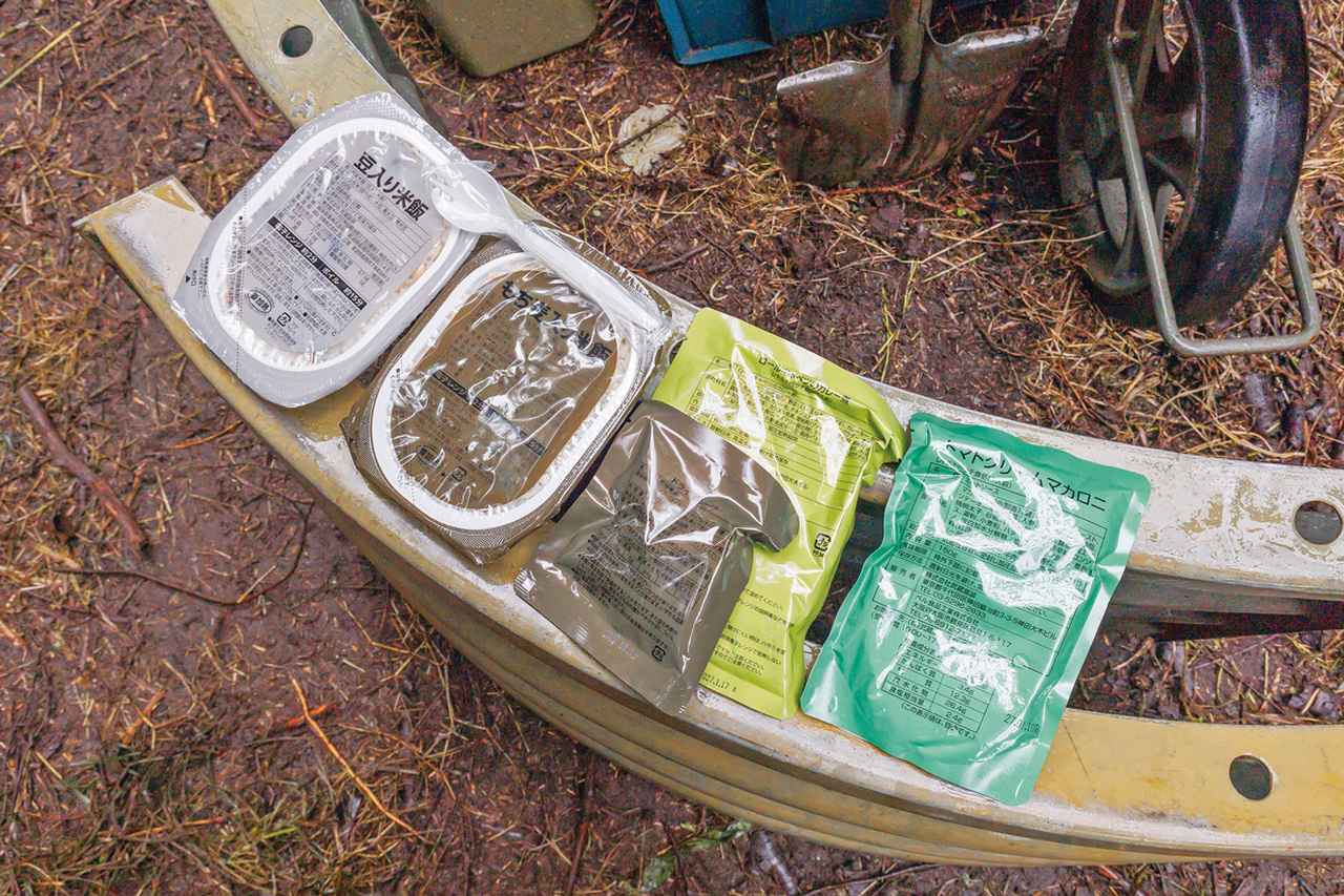 画像: ⑥温かい食事が英気を養う:この日の夕食は、豆入り米飯、もち麦入り米飯、ロールキャベツのカレー煮、トマトクリームマカロニ、ドライフルーツだ