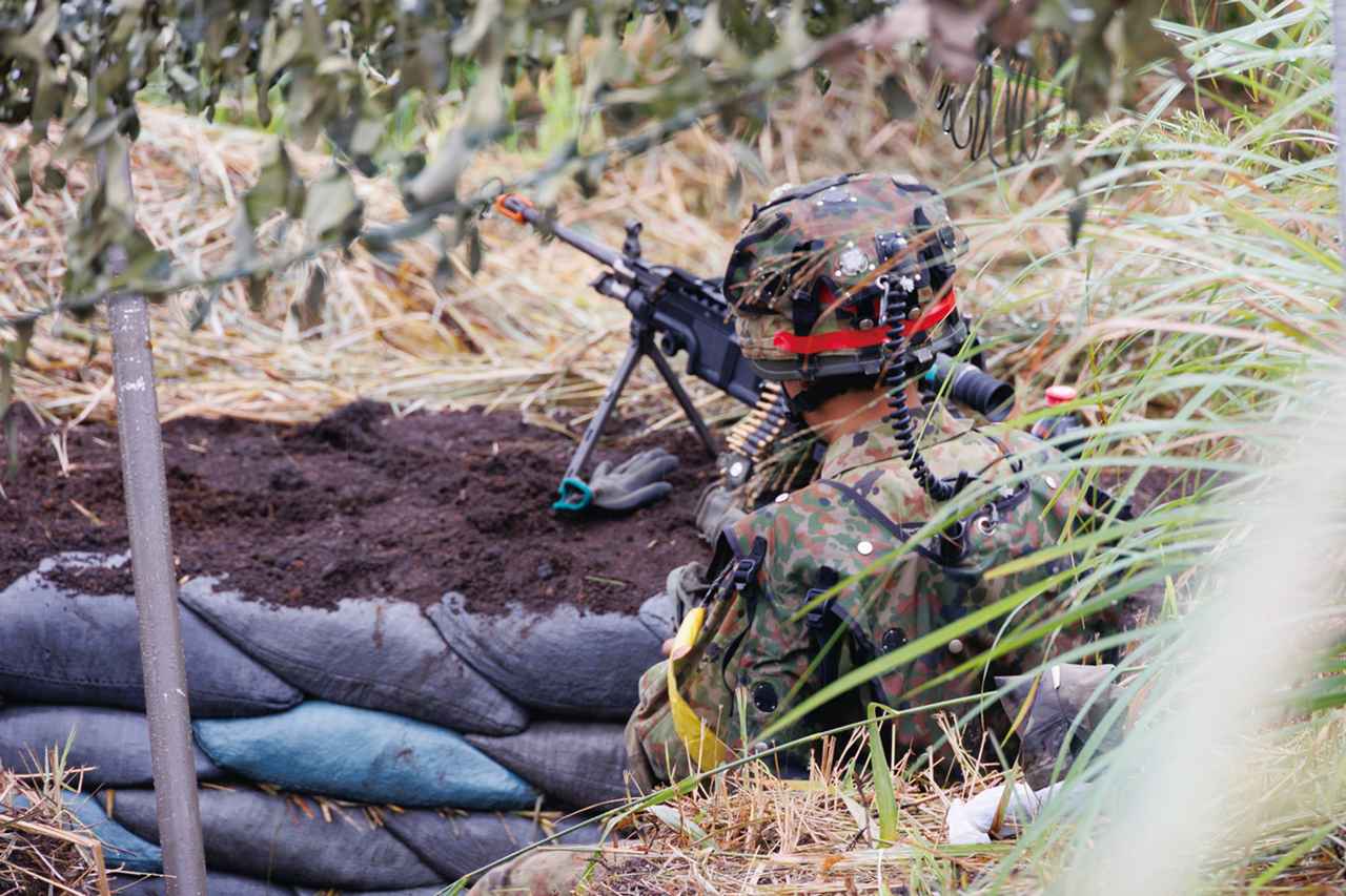 画像: ⑤陣地構築の間も敵の攻撃に備える:防御側の隊員が3日間寝ずに陣地を構築する一方、敵の襲来に備えて見張りを行う隊員