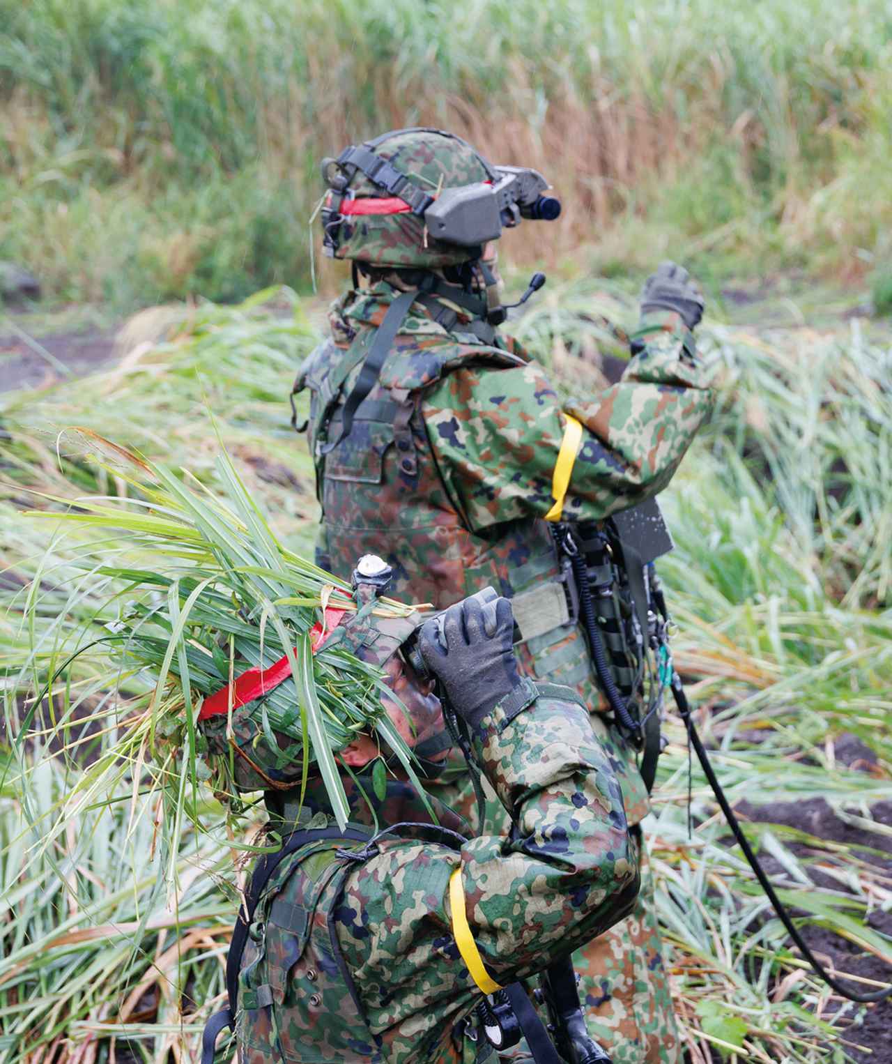 画像: 隊員は敵の航空機を発見し、射撃を行った
