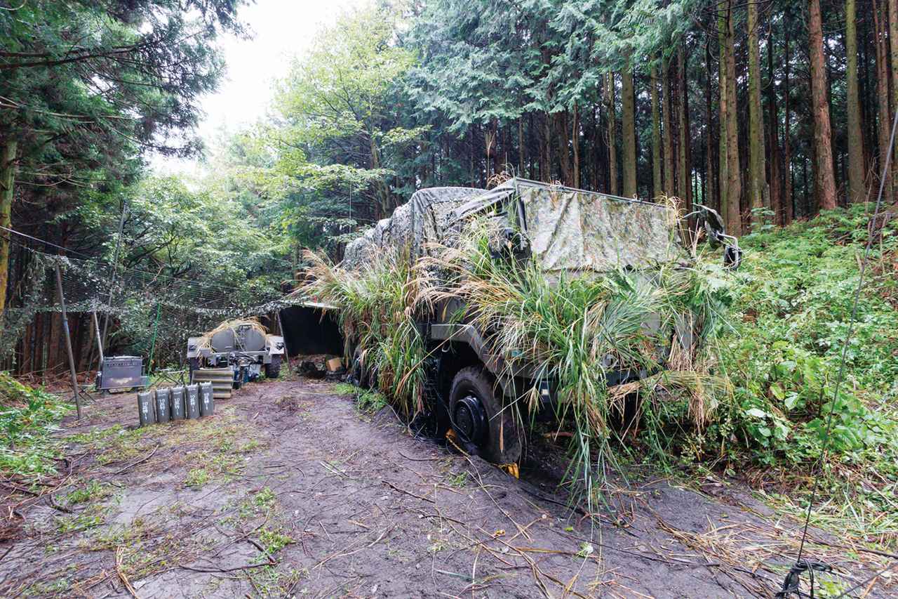 画像: ②近SAMを指揮する10高射の中隊本部:近SAMの射手へ射撃を指示する10高射の近SAM中隊本部。大型トラックの荷台に本部が作られており、敵の航空機の居場所などの情報を処理している。ここから数キロメートル離れた3基の近SAMの射手へ航空機の場所を知らせたり、作戦を伝えている