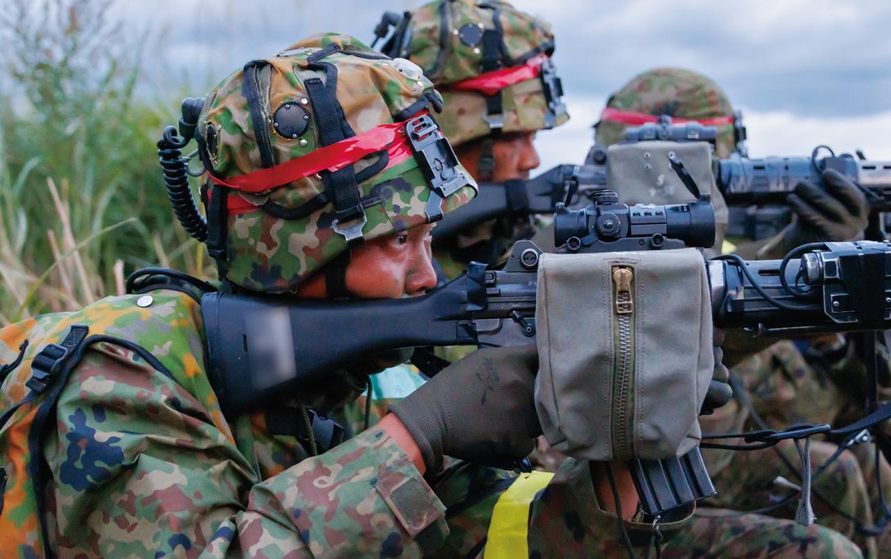 画像: ⑤敵を迎え撃つための攻撃を準備：14普連の部隊を迎え撃つため、次の戦闘に備えて小銃を構える35普連の警戒部隊の隊員たち