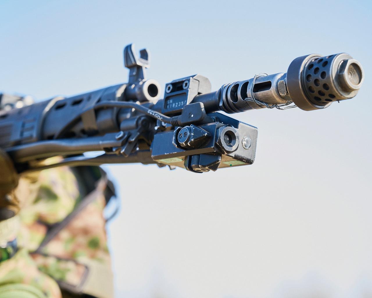 画像: 小銃の先にはレーザー送信装置が付いており、空砲と同時にレーザーが送信される