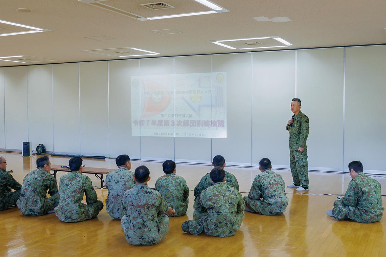 画像: スクリーンに作戦図を表示し、10高射の曹士たちの訓練での行動について、反省すべき点がレクチャーされた