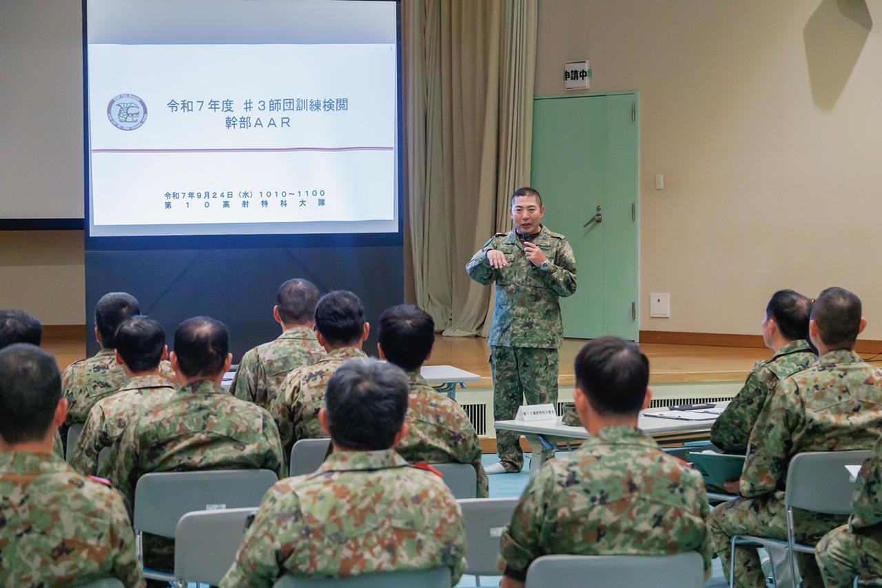 画像: 10高射の幹部自衛官に、「敵の戦闘機やヘリコプターが出現した際に対空戦闘を適切に実施できていた」と話す統裁部長