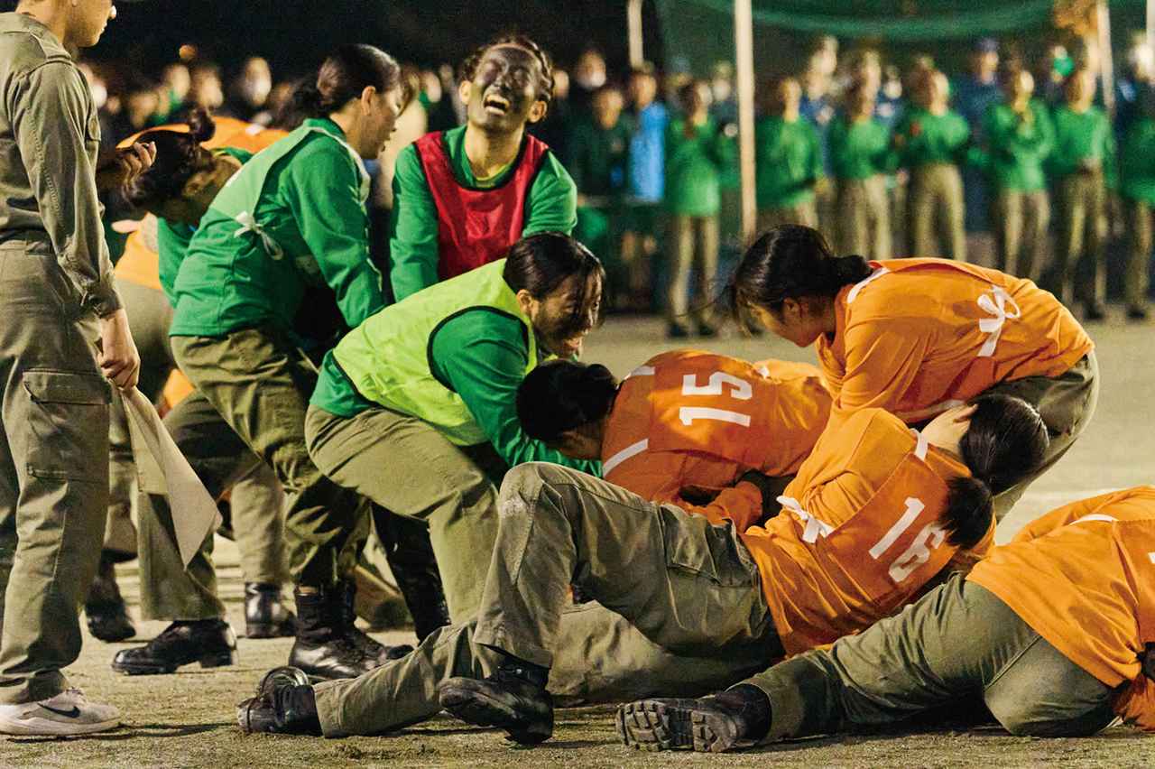 画像: ビブス着用選手はボーナス点を持つ半面、各セット開始時に持った棒からほかの棒に持ち替えることができない。このルールも戦術の鍵となる 写真/荒井健