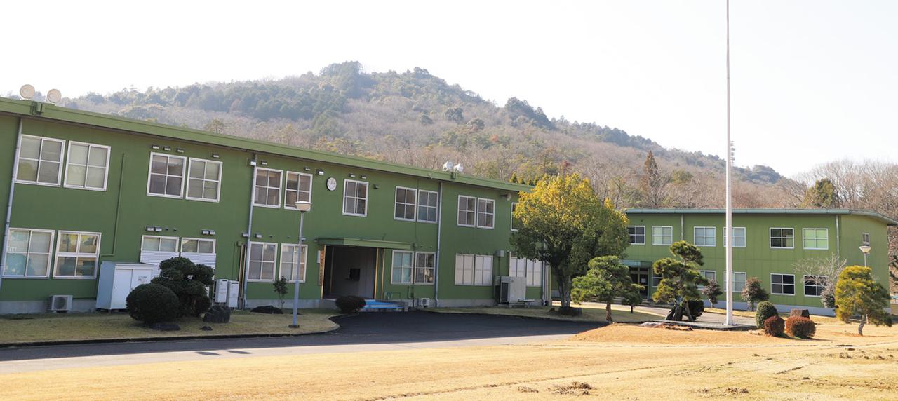 画像: 高座山の麓にある高蔵寺分屯基地。緑色の隊舎は自然に溶け込んでいる