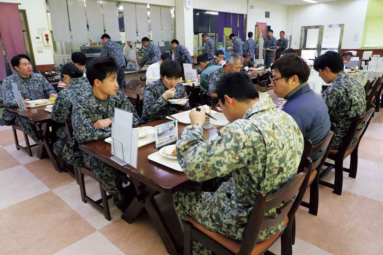 画像: 約60席の小規模な隊員食堂だが、「台湾まぜそば」など人気メニューのときは、通常の1.5倍の食事数が出て、にぎわうそう