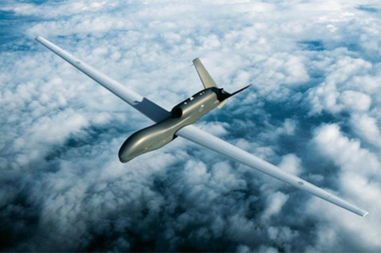 画像: RQ-4Bを実際に見て驚くのは、極端に長い両翼だ。その全幅はF-15の約3倍もあるという