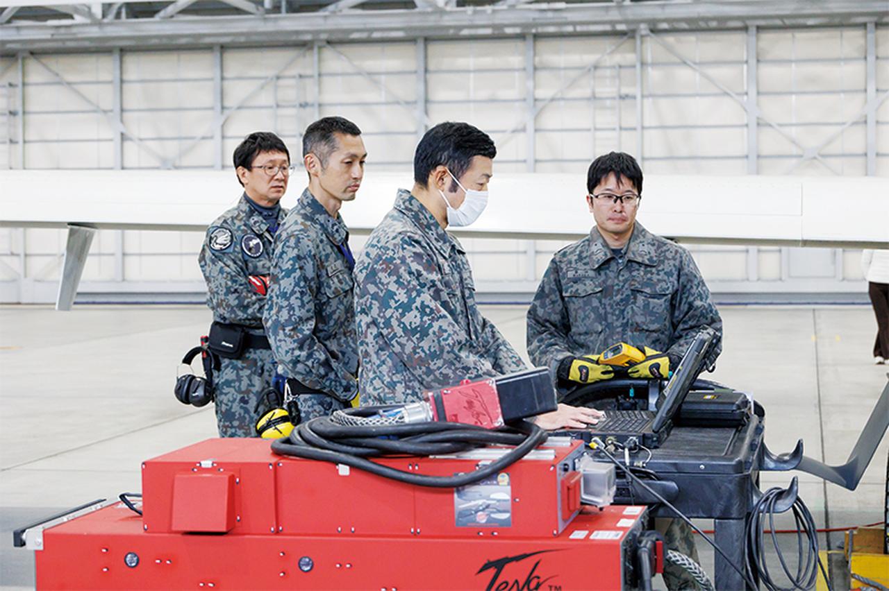 画像: RQ-4Bは無人機のため整備員が電源装置「ジェネレーター・セット」を使用してエンジンを始動