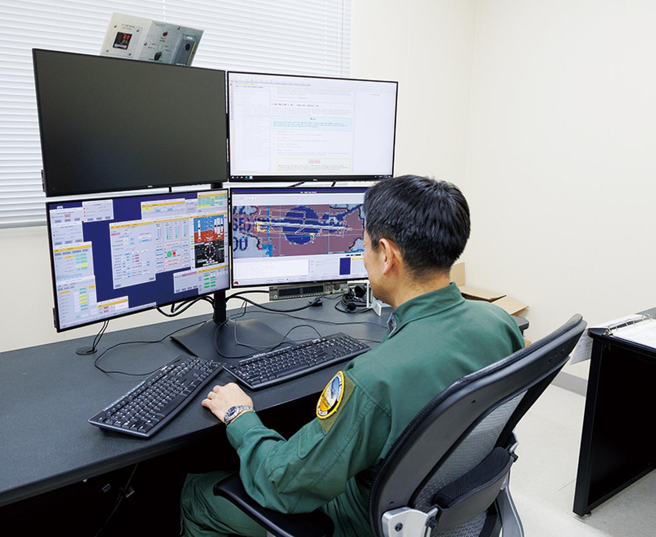 画像: RQ-4Bのパイロットは地上の施設で機体を操作。飛行中の機体の位置や高度などの情報が表示されたモニターに向かい、状況を監視する