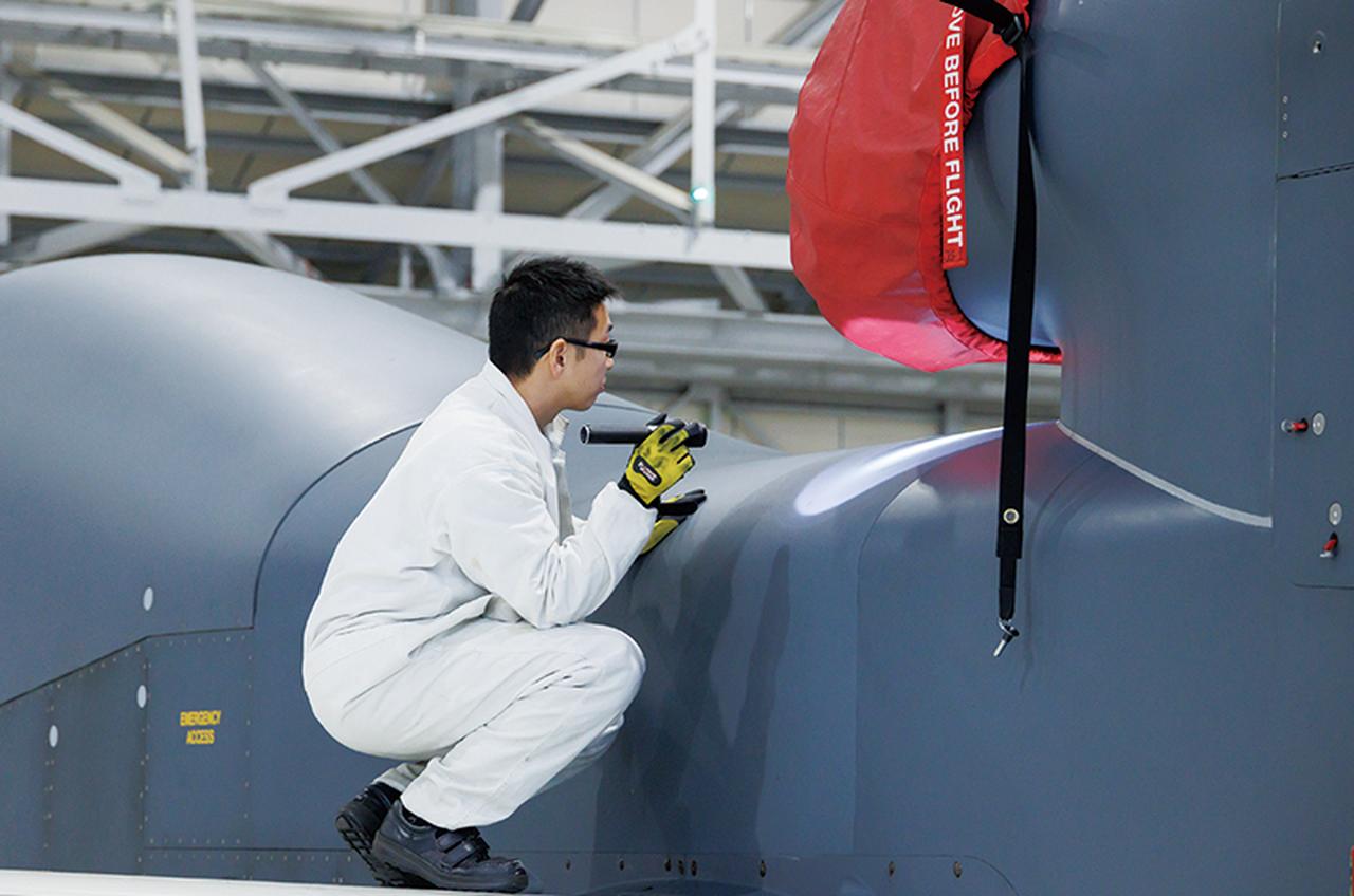 画像: 帰投後の機体は、クラック（ひび割れ）がないか、タイヤに損傷がないかなどが入念にチェックされる