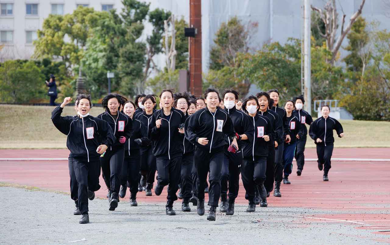 画像: 軽快な足取りでグラウンドに現れた1大隊の女子学生。練習前からテンション上げ上げだ