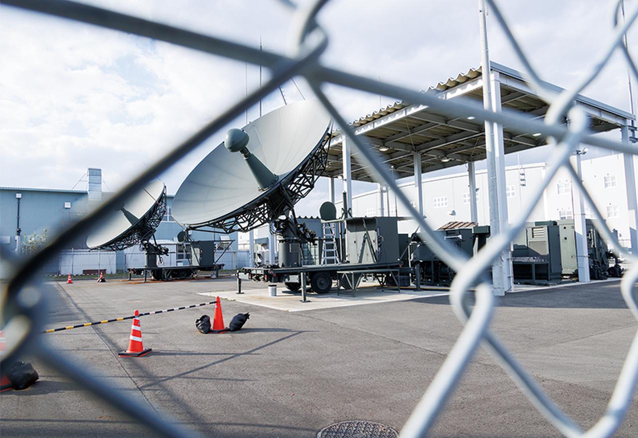 画像: RQ-4Bを運用するための地上設備内に設置された、通信用のUHFアンテナとTFTアンテナ