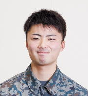画像: 「整備した機体がフライトを終え、無事に帰投したときに仕事のやりがいを感じます」という偵察航空隊整備隊電子整備員赤坂空士長