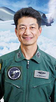 画像: 偵察航空隊司令竹岡1佐の指導方針は「前進」だという。「常に進化し続ける技術を捉え、安全保障環境の変化に対応してまいります」