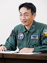 画像: 「無人機の操縦は今まで操縦してきた有人航空機での経験が役立っています」と話す偵察航空隊RQ-4Bパイロット半田2佐