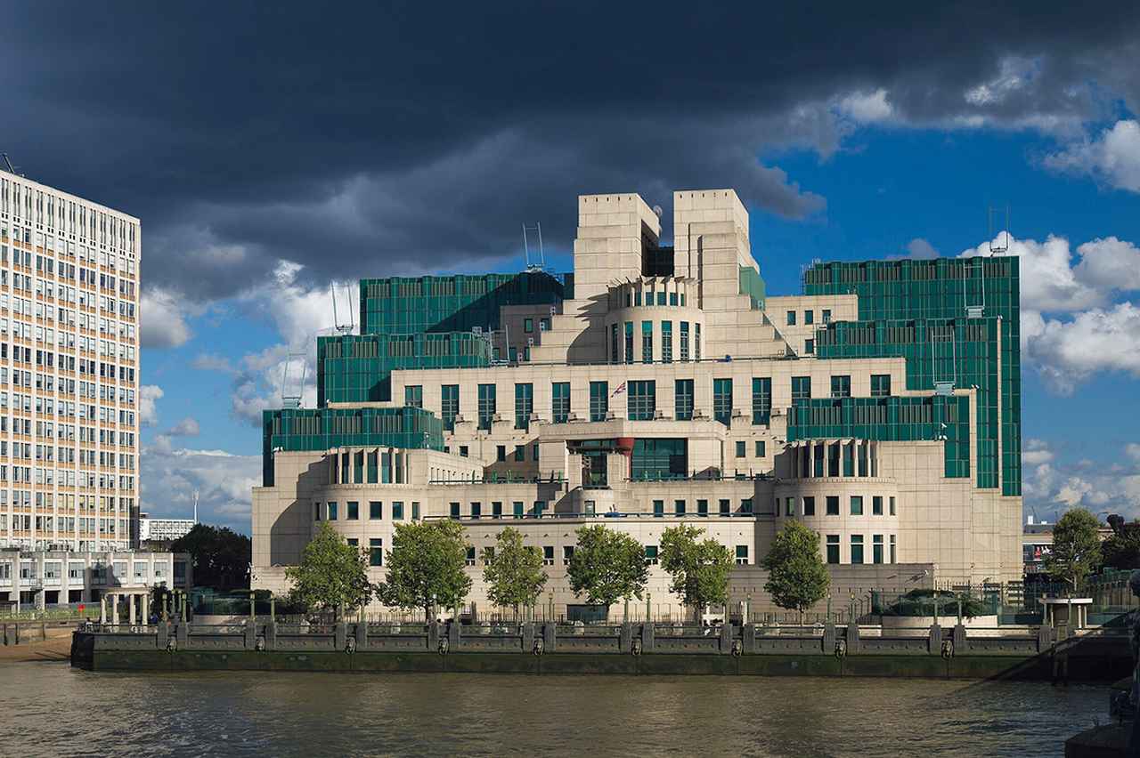 画像: ロンドンにあるMI6が入居するビル。スパイ映画『007シリーズ』では、主人公のスパイがMI6所属という設定のため、映画内にも登場する 写真／Laurie Nevay
