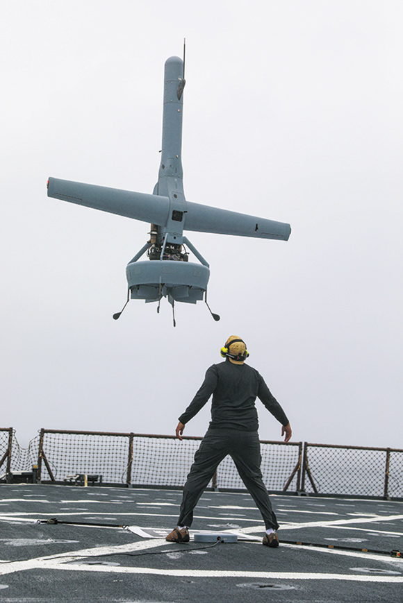画像: 十字架のような形の艦載型UAV。飛行中は飛行機のように機体を横に向け、離着陸時は機体を縦の姿勢に変える(出典/U.S.NAVY) <SPEC>全長:2.9m 全幅:3.8m 重量:57kg 最大速度:時速約100km 最大高度:約5400m 運用開始:2026年