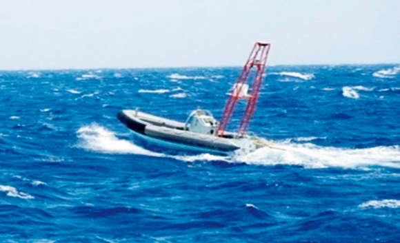 画像: 射撃訓練を行う際に海自の各艦艇は、水上標的のマスト中央部に設置された反射板を射撃用のレーダーで狙っている ＜SPEC＞全長：7.23m　全幅：2.75m　全高：6.1m　最高速度：時速約67km　航続距離：約550km　重量：約2t　運用開始：2002年