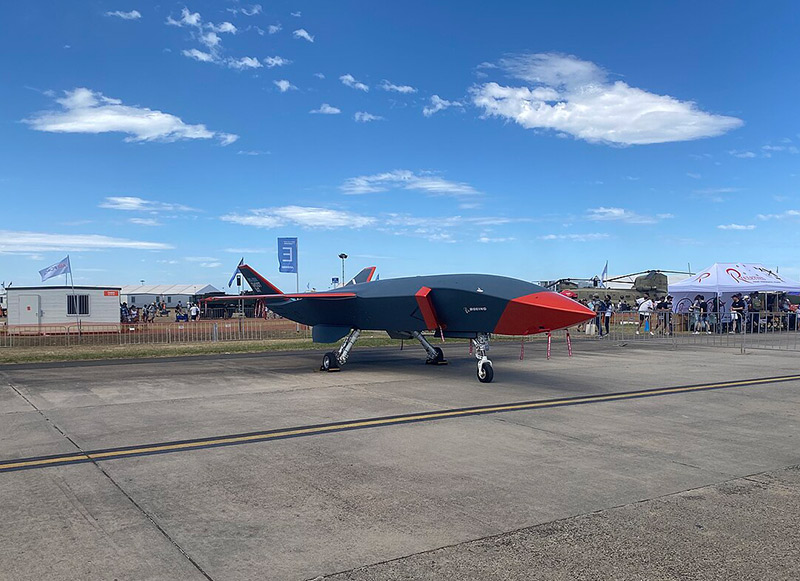 画像: ロイヤル・ウイングマン計画としてボーイング・オーストラリア社が開発中の「MQ-28ゴーストバット」（出典／Boeing MQ-28 Ghost Bat at the 2023 Avalon Airshow Side view）