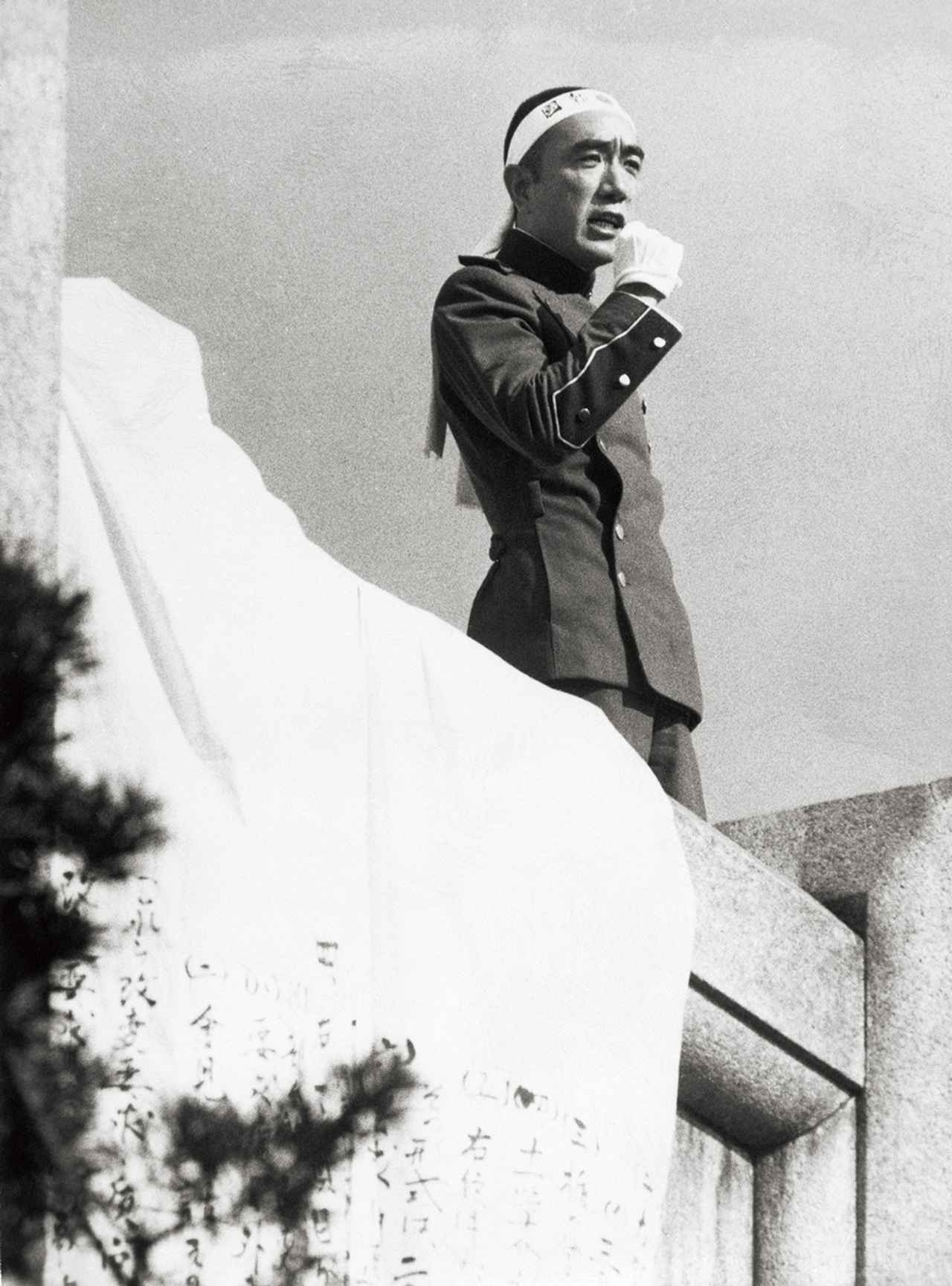 画像: 1970年11月25日、市ケ谷駐屯地のバルコニーにて演説を行う三島由紀夫 写真／オランダ国立公文書館資料より