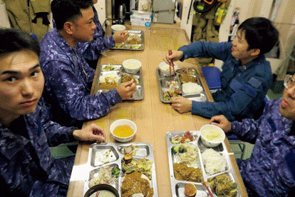 画像: 15席ほどの隊員食堂は、ほかの大型艦に比べると小規模だが、年齢、階級関係なく、和気あいあいと食事が楽しめる雰囲気だという