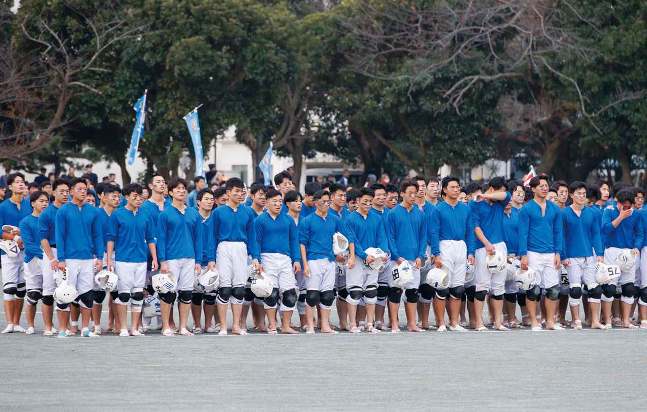 画像: 4連覇を目指し力を尽くしたが、敗戦し、その悔しさから涙をぬぐう2大隊の選手たち