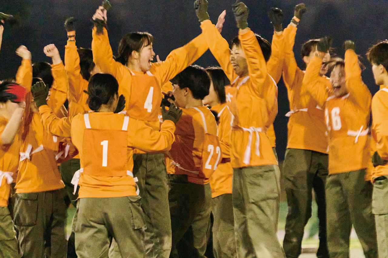 画像: 協議の末、優勝が決まり、飛び跳ねて喜ぶ4大隊の選手たち。笑顔が弾けた瞬間だ