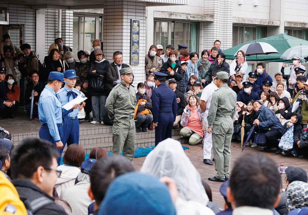 画像: 大げさな表現が面白く、観客からは笑い声が