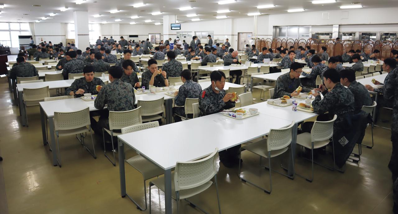 画像: 約300席の広さを誇る隊員食堂。ベテラン調理員が、若手隊員に明るく話しかけるなど、温かい雰囲気の漂う食堂なのだとか